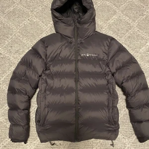 Sail Racing Jacka - Säljer en sail Racing jacka i perfekt kondition! Storlek M. Mycket fin och varm och funkar som perfekt vinterjacka!