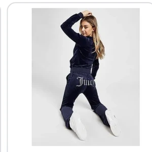 Juicy mjukis byxor - Hej fina!! Säljer mina juicy byxor pga att dem är lite stora för mig, dem är i stl S. Dem är i väldigt bra skick. ( har ev. En matchande juicy tröja till i stl xs som jag kan sälja med för ett bra pris, säljer den inte separat) Lånad bild!