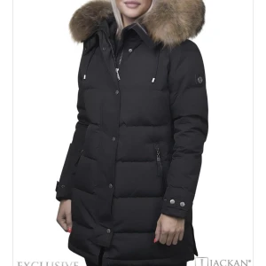 Hollies Subway Jacka strl 34/xs - Säljer min hollies jacka i modellen subway, storleken är 34. Jackan är välanvänd och smutsig men det går att fixa med kemtvätt. Det är äktapäls. Jackan är jättevarm och håller en varm hela vintern.  Möts helst upp men går även att postas, frakt tillkommer