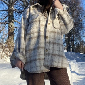 Kappa - Beige vit kappa köpt på H&M och den finns ej längre att köpa. Sänljer då jag inte längre använder den🥹😍