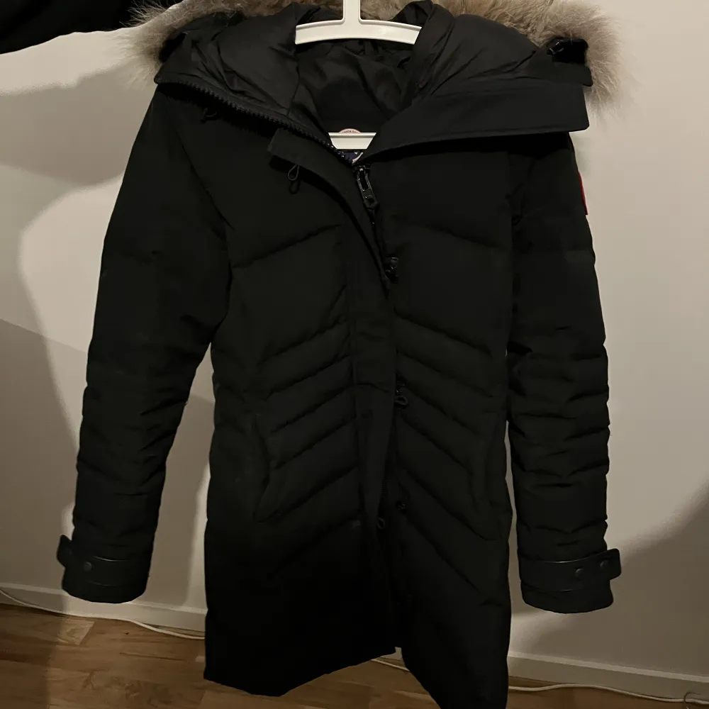 Fin Canada goose jacka i bra skick. Storlek S men kan även passa M.. Jackor.