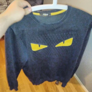  Fendi tröja -  Fendi tröja använd ett fåtal gånger kanon kvalite helt äkta