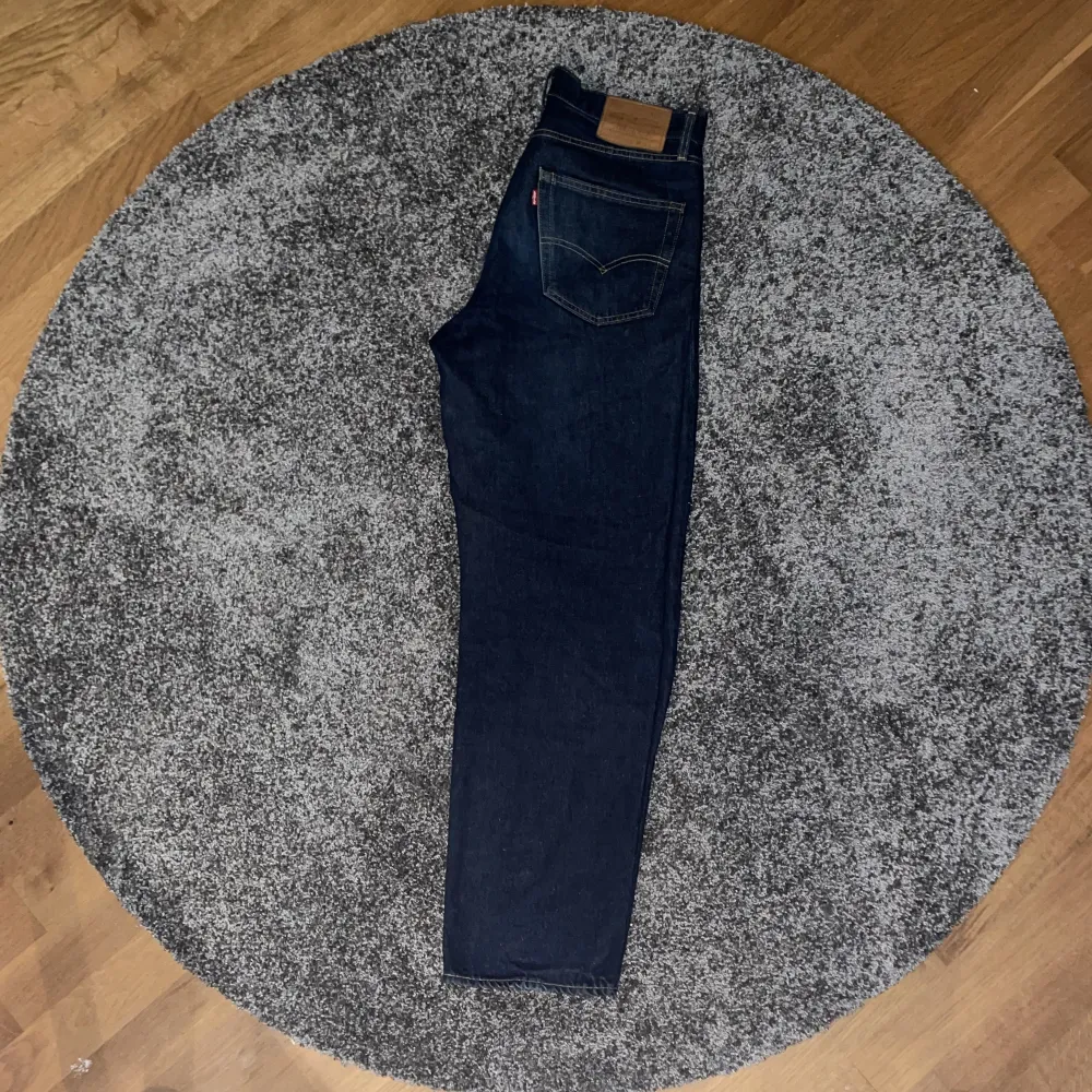 Fett snygga mörkblåa baggy levis jeans som är tyvärr för små för mig (storlek W30 L32). Väldigt bra skick nästan aldrig använd. Passar både killar och tjejer! Köpare står för frakten och garanterar inte postens slarv. Pris kan diskuteras :). Jeans & Byxor.