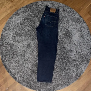 Levi’s Stay Loose (W30 L32) - Fett snygga mörkblåa baggy levis jeans som är tyvärr för små för mig (storlek W30 L32). Väldigt bra skick nästan aldrig använd. Passar både killar och tjejer! Köpare står för frakten och garanterar inte postens slarv. Pris kan diskuteras :)