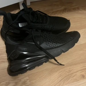 Nike 270s - Använda en gång, jätte fint skick. 