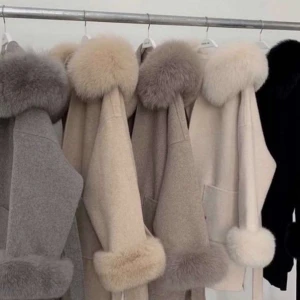 Svart äkta päls kappa - Säljer en svart kappa med äkta päls på ärmarna och luvan. Använd ca 2-3 gånger, säljer pga ej retur. Storlek XXS-S. Jättefin skick.