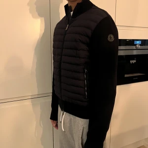 Moncler cardigan ( svart märke )  - Säljer min moncler cardigan ( svart moncler märke ). Väl omhändertagen. Använd ett fåtal gånger innan jag insåg att den va för stor. Har vanligtvis stl S men jackan passade bra på längden men armarna var för långa. Kvitto finns  Stl: M  Nypris: 8999 kr 