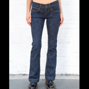 Brandy Melville jeans  - Säljer mina brandy melville low rise jeans. Väldigt bra skick!! Passar S/XS. Lånade bilder! Säljer dom pga att det är för långa på mig :'(