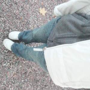 Brandy Melville jeans i strl M. Midjemått: typ 83 Längd:? (jag är 160 och dem är långa på mig). Dem är i fint skick och använda max 5 ggr. Köparen står för frakt/möts upp i Uppsala. De är ganska stretchiga. Köpta på plick. Kontakta för fler bilder osv! 💞❤️