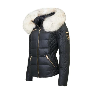 Rock & Blue Rita Vinterjacka dun - Kort jacka Rita från Rockandblue. Skräddarsydd för smal passform. Vaddad utsida i vattenavvisande material. Avtagbar huva och avtagbar äkta päls. Framsidan stängs med en dragkedja. Jackan har två sidofickor med dragkedja och en enkel bröstficka. Ny: 3999: