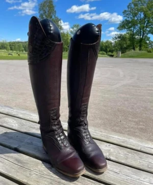 Ridstövlar - Då ridningen måste läggas på hyllan på obestämd tid pga skada säljer jag nu iväg mina mountainhorse stövlar då nån annan har bättre användning av dom än jag😊  2000kr  Inköpta i början på maj 2021, använda kanske 8-10 ggr som max. Har uppblåsbara stövelhål