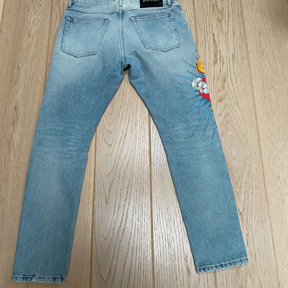 Skälet ett par unika Palm angals jeans. Mycket sparsamt använda och i nyskick! Inköpt från farfetch med kvarvarande tags. Har du frågor eller om priset inte passar så tveka inte på att höra av dig!. Jeans & Byxor.