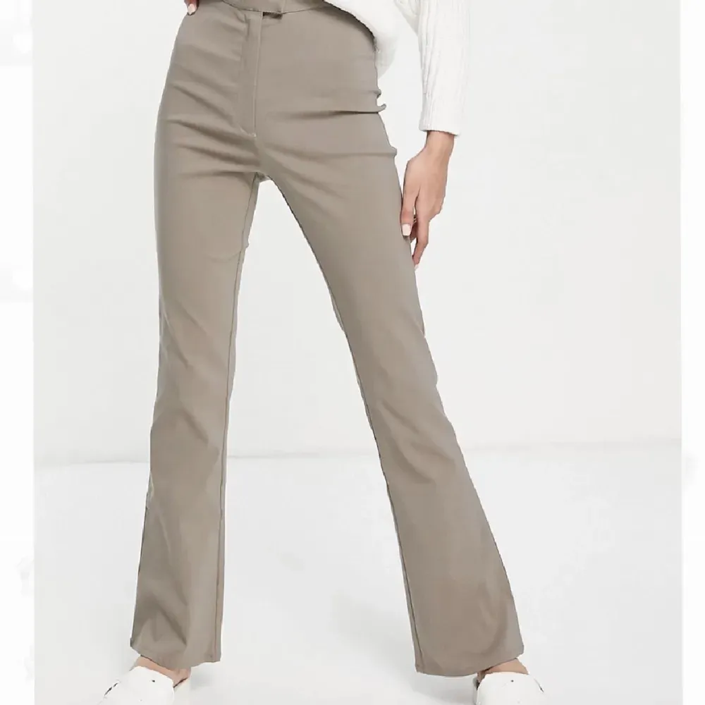 🤍Grå/beige byxor från Asos Stl 34 Helt nya, så perfekt skick!. Jeans & Byxor.