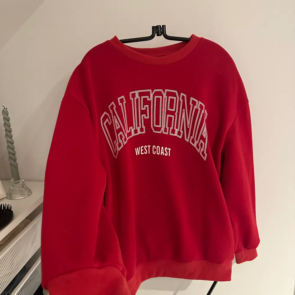 En röd sweatshirt fråb shein, använd 1 gång och är i väldigt bra skick.  Storlek S❤️‍🔥. Tröjor & Koftor.