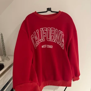 Röd sweatshirt  - En röd sweatshirt fråb shein, använd 1 gång och är i väldigt bra skick.  Storlek S❤️‍🔥