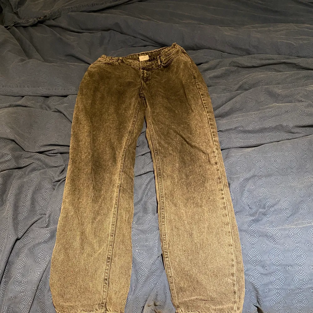 Vida grunt jeans med en gråsvart färg och passar dig som är 160-170. Jeans & Byxor.