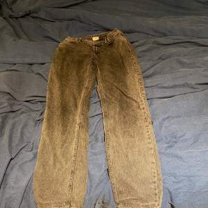 Vida grunt jeans med en gråsvart färg och passar dig som är 160-170