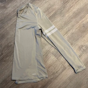 Stronger- träningströja - Säljer nu denna snygga, beiga träningströjan från Stronger!!🫶🏼