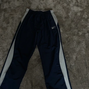 Tracksuit byxor - Säljer dessa bella Hadid inspirerade track byxorna! Vet inte vad de är för storlek men skulle säga att de passar xs-m köpte dom för 300kr i usa säljer för 100kr! Eller bud