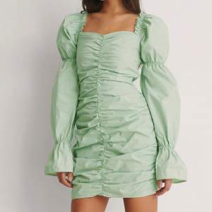 Mintgrön superfin klänning från NAKD. Använd 1 gång så i princip nyskick. Storlek S 💚