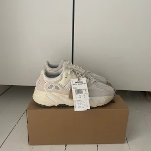 Yeezy 700 Analog - Tja, säljer ett par Yee 700 Analog Storlek 42 2/3 Aldrig använda DS Pris: 2600kr