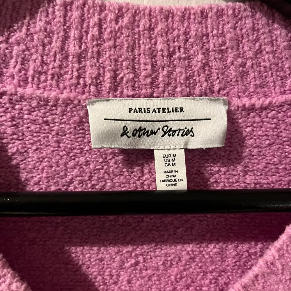 En rosa/lila tröja från and other stories. Den har en väldigt fint passform och säljer pga ingen användning. . Stickat.