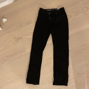 Jeans  - Jag säljer nu ett par jättefina byxor från bik bok då de är för långa för mig som är 163, skulle passa på någon runt 167. Passar någon som vanligtvis har runt 36 i storlek på jeans. Jättebra skick och använda ca 1-2 gånger🥰