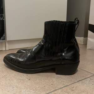 Coola cowboyboots från JLINDEBERG i Strl 44 skitsnyggt till ett par vidare byxor, tyvärr i dåligt skick men går att ge nytt liv i garanterat men därav pris Nypris 3500:-  Mitt pris 300:- 