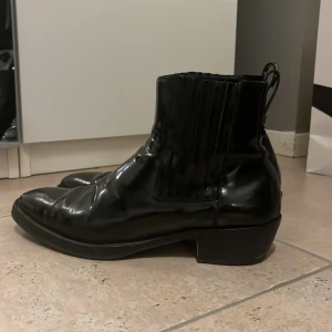 Western shiny leather boots  - Coola cowboyboots från JLINDEBERG i Strl 44 skitsnyggt till ett par vidare byxor, tyvärr i dåligt skick men går att ge nytt liv i garanterat men därav pris Nypris 3500:-  Mitt pris 300:- 