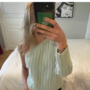 osymmetriskt tröja - säljer denna tröja som jag själv köpte på plick, men säljer pga att den var för stor. Den kommer från By Anastasia och är i Onesize. Jag skulle säga att den passar någon från xs-m. hör av er om ni vill ha fler bilder på den ❤️köpare står för frakt: 70kr