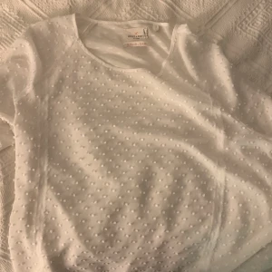 Genomskinlig tröja från Holly&Whyte  - Fin vit genomskinlig vit tröja från Holly&Whyte. Nästan aldrig andvänd❤️storlek:L