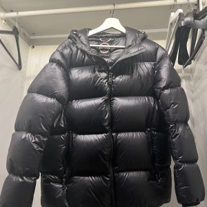 Colmar dun jacka herr - 8/10 skick  Nypris 6500kr Medium  Först till kvarn