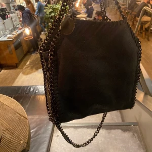 Stellamcartney väska! - Säljer min så snygga och unika stellamcartney väska går att matcha till allt och är i färgen mörk blå kan absolut skicka fler bilder om  man vill ha det bud på 580kr!