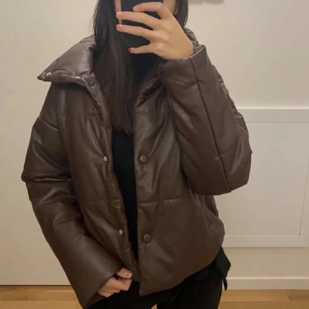 säljer min bruna puffer jacket från nakd som är sparsamt använd. Köpt för 799kr. Köparen står för frakten 99kr🤍. Jackor.