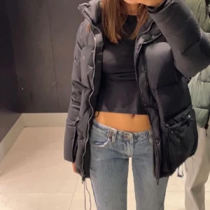 Everest jacka  - Tänkte kolla intresse på min super fina Everest jacka i mörkblå/svart färg. Super varm och skön till vintern samt super bra skick. Storlek 36 men passar mig som bär xs/s i jacka 💘💘 (första bild lånad)