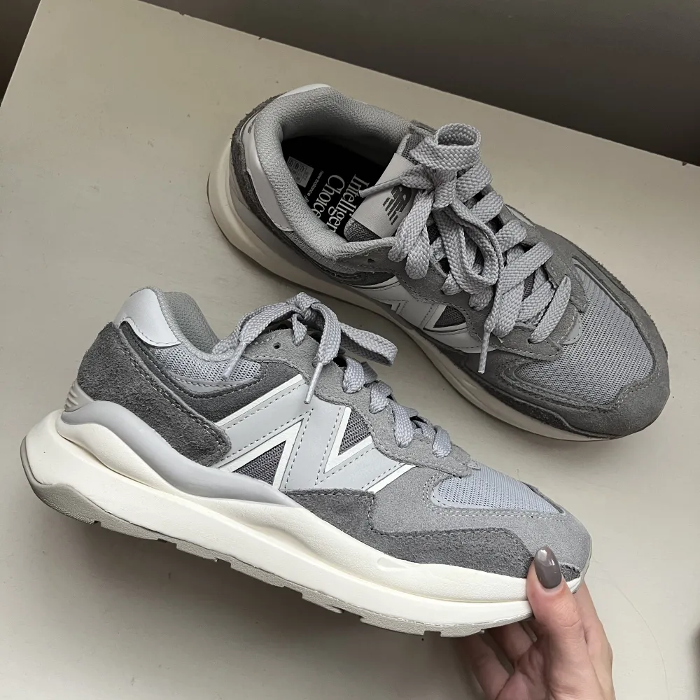 Helt oanvända New Balance sneakers i populära M5740-modellen i grå färg, storlek 40.. Skor.