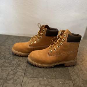 Så gott som nya Timberland kängor. Ny pris 1 200. 