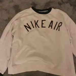 skit coolt Nike tröja, i storlek L men är mer som en M, bra skick! Hör av er om ni har några frågor 💓