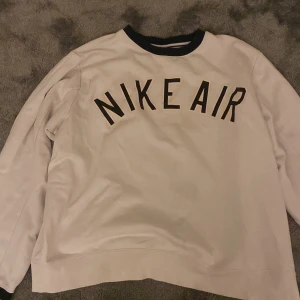 Nike tröja  - skit coolt Nike tröja, i storlek L men är mer som en M, bra skick! Hör av er om ni har några frågor 💓
