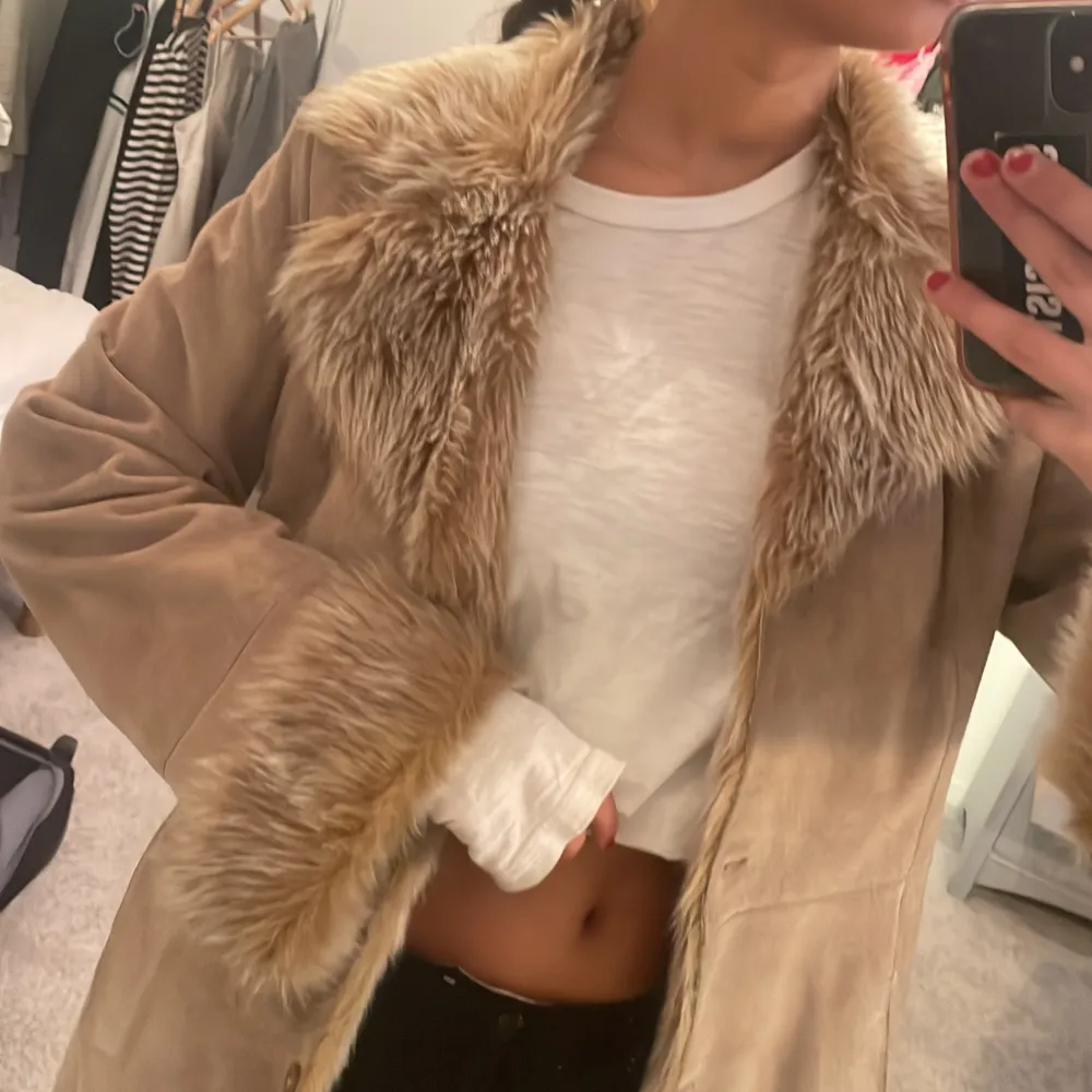 Beige afghanjacka i äkta mocka med fuskpäls på muddar, krage och hela insidan. En söm har gått upp inne i fodret, men påverkar inte användning överhuvudtaget! Inköpt förra vintern men kommit till användning ett fåtal gånger💋. Takit.