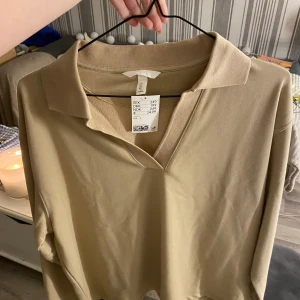 Sweatshirt  - En super snygg och mysig tröja! Köpt på H&M för 249kr!  Frakt ~ 66kr