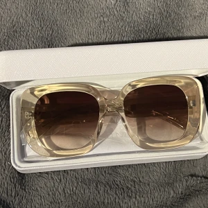 CHIMI 10 ecru - Säljer mina chimis i modellen 10 & färgen ecru. Aldrig använda som ni ser, då plasten sitter kvar! Fodral ingår självklart!💕 nypris är 1100 kr & dessa är helt slutsålda⭐️ inga defekter!