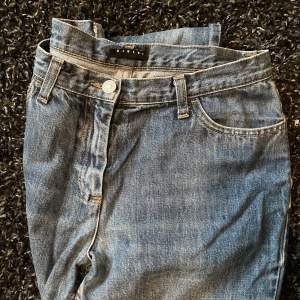 Fåtaligt gånger använda lågmidjade jeans. Köpa under tidigt 2000-tal. Fräscha med söm som detalj vid knäna och stor flaire.  🫧Priset kan diskuteras vid snabb affär🫧
