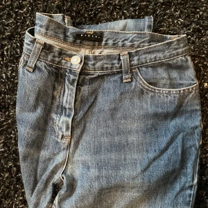 Y2K lågmidjade flaierd jeans W28”L30” - Fåtaligt gånger använda lågmidjade jeans. Köpa under tidigt 2000-tal. Fräscha med söm som detalj vid knäna och stor flaire.  🫧Priset kan diskuteras vid snabb affär🫧