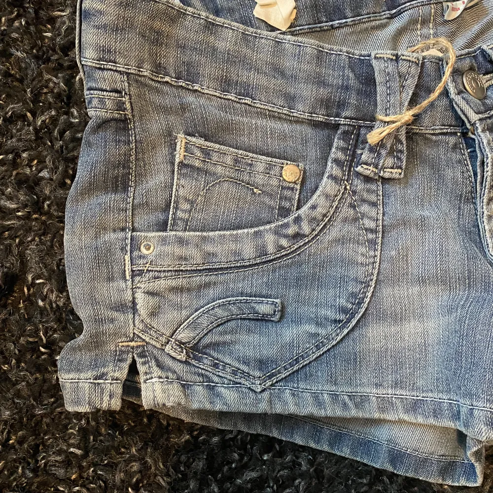 Helt oanvända med lapp. Köpta under tidigt 2000-tal. Korta och väldigt lågmidjade jeansshorts med knappjylf från hm, med liten slut på sidan av benet   🫧Priset kan diskuteras vid snabb affär🫧. Shorts.