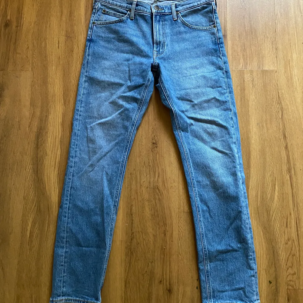Vanliga blå jeans från LEE, knappt använda och nypris är runt 800. Pris kan alltid diskuteras! Köparen står för frakt 😌. Jeans & Byxor.