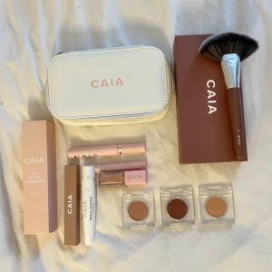 Caia OANVÄNT - Inget av det på bilden är använt eller ens testat. Köp allt direkt för 1000kr eller kom med egna prisförslag. Det kommer med 3 mascaror, ett settingspray, 3 ögonskuggor, 1 countor borste. 1 necessär, ett browgel samt läppglans. Serttingspray Necessär såld
