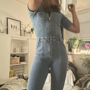 Denim Jumpsuit - Jumpsuit från mango i storlek s. Stretchigt material och passar någon som vanligtvis är en m också:) Enbart använd 2 gånger! Köpte för 699 kr och köparen står för frakten 💓