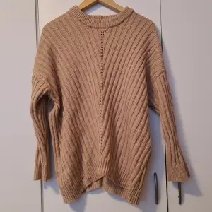 Beige/brun stickad tröja från Mango, lite längre modell, strl S. 