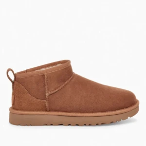 Mini stövlar UGGS liknande - Bruna mini stövlar som ser ut som UGGS. Aldrig använda på grund av för liten storlek. 💝köpt för 500💕köparen står för frakten💝 FÖRST TILL KVARN 